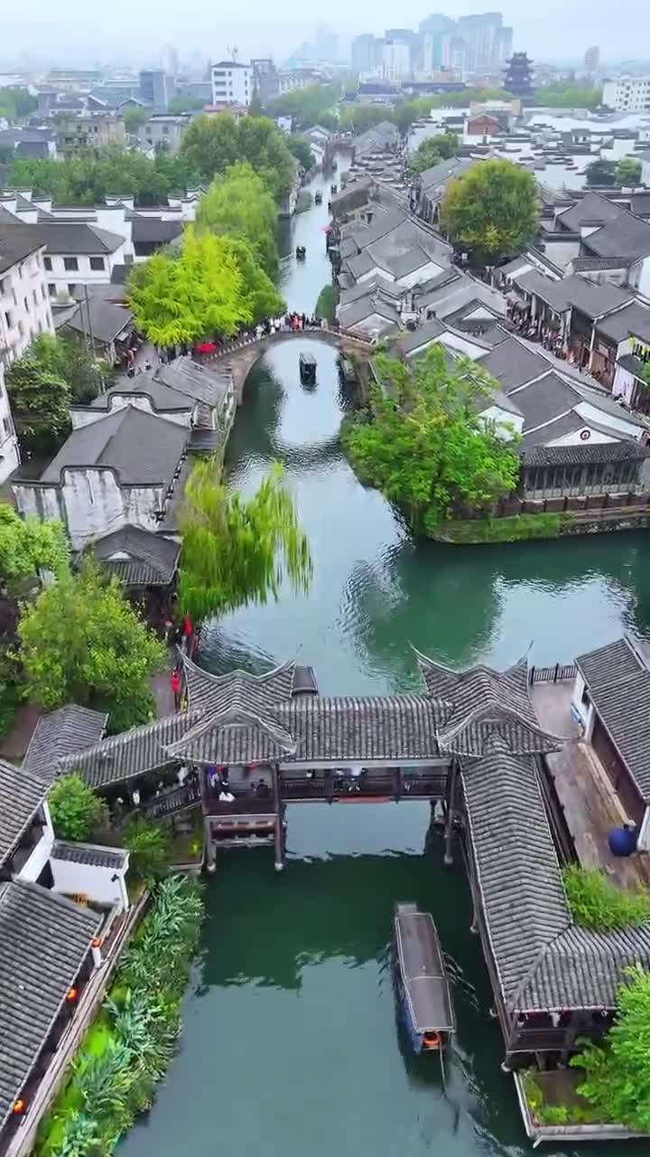 如果有前世，或许我是生于这古镇的女子吧，我守候着它的今生，路过着它的四季，落于心间，念念不忘.#南浔古镇