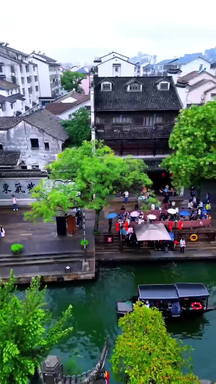 南浔古镇，江南水乡的明珠!漫步百间楼，感受明清建筑魅力;乘摇橹船，体验水乡慢生活。小莲庄夏日荷花正艳，张石铭故居藏着中西合璧的惊艳。 #南浔古镇