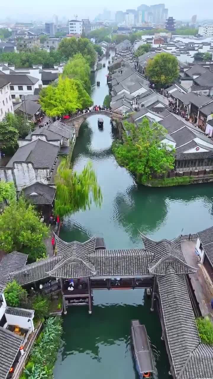 南浔古镇人人都说江南好，一路南寻到南浔。南浔古镇，犹如一幅水墨画，每一处风景，每一座建筑，都充满了江南水乡的味道。#南浔古镇