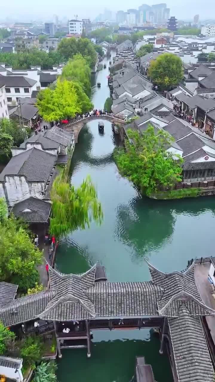 南浔古镇，江南水乡的明珠!漫步百间楼，感受明清建筑魅力;乘摇橹船，体验水乡慢生活。小莲庄夏日荷花正艳，张石铭故居藏着中西合璧的惊艳。 #南浔古镇