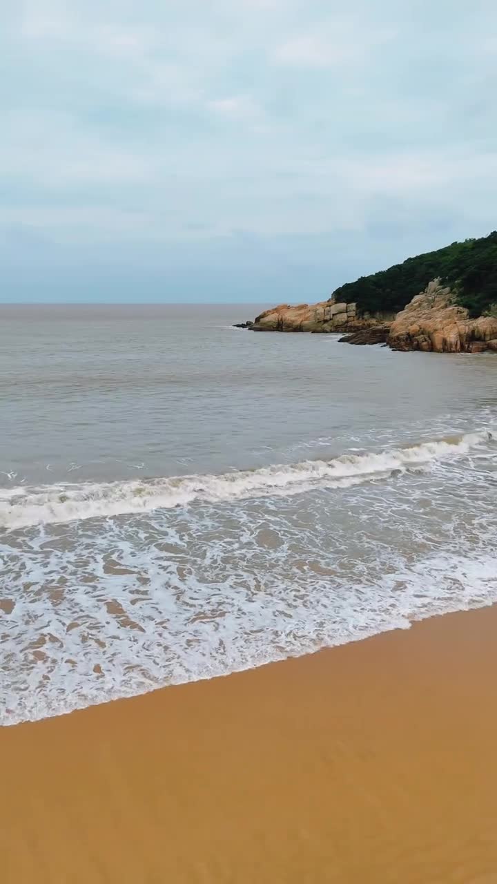 一生一定要来一次小普陀山，一方净士，三柱清香，愿所求皆所愿，三分求，七分修，但行好事，莫问前程！佛渡有缘人！#舟山市普陀山