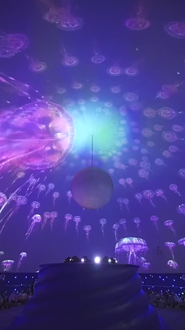 巨浪突袭观众席？上海海昌海洋公园的虎鲸泼水绝技有多狂！ 实拍，上海海昌海洋公园的虎鲸一尾巴甩出10米水墙！前排游客尖叫实录#上海海昌海洋公园