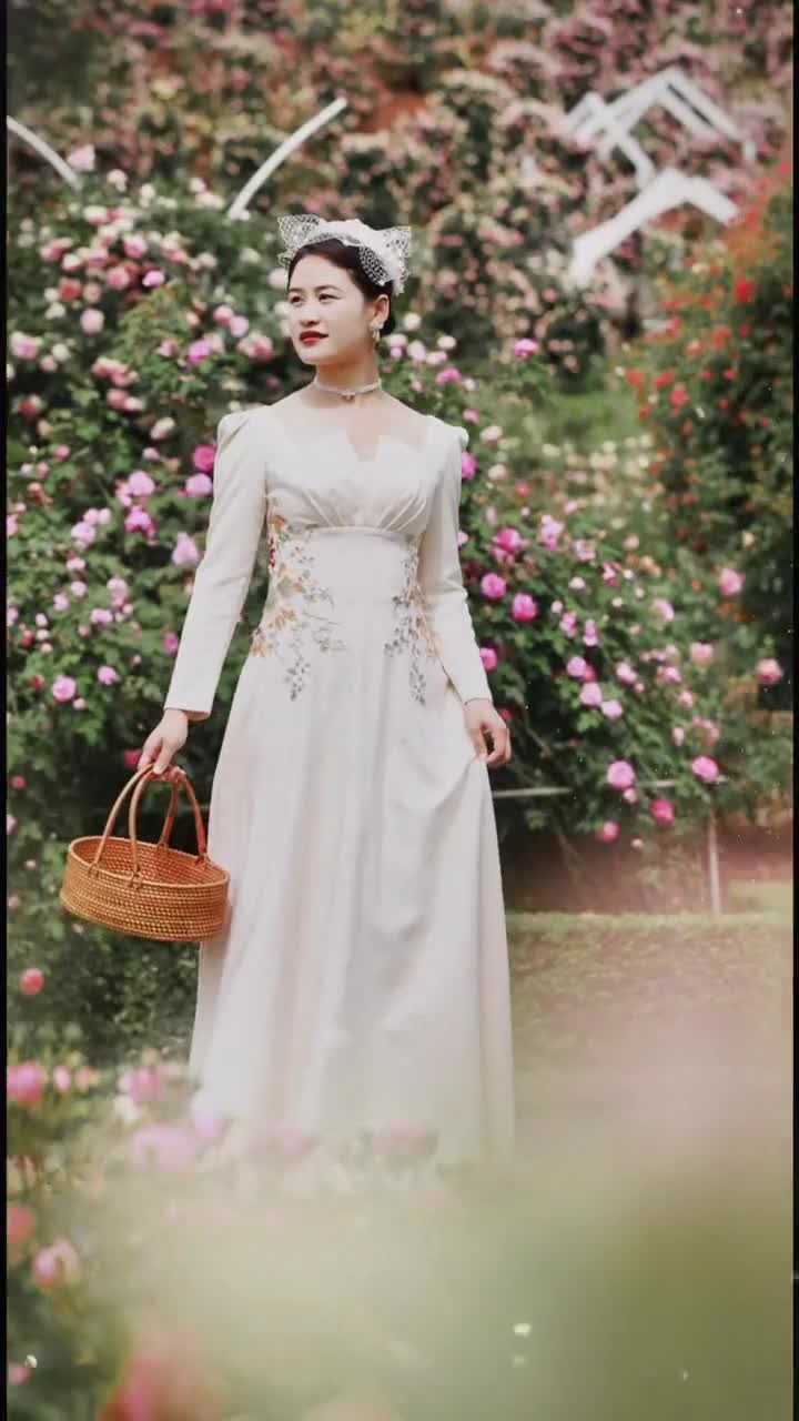 石竹花从纷乱的杂草中探出头，它们粉红色的笑脸真好看！#漫花庄园#自联盟 