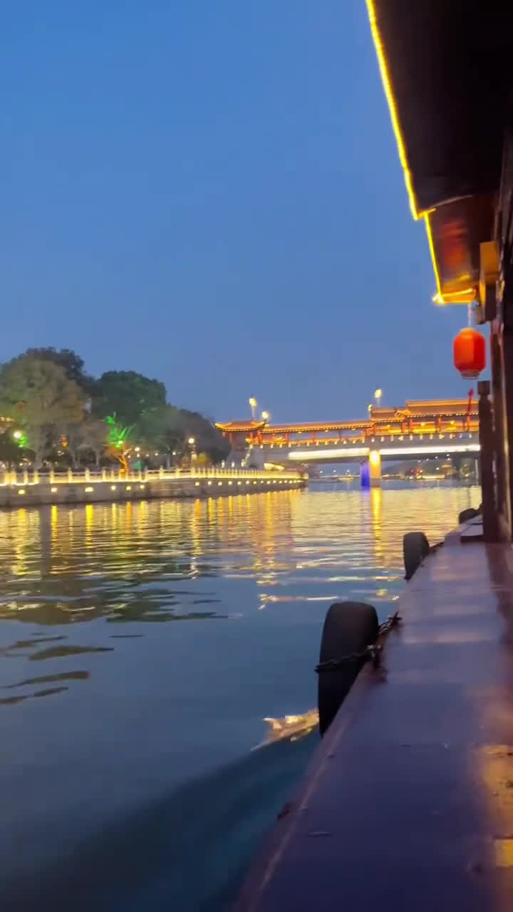 运河，栩栩如生，犹如千万条张牙舞爪的黄磷巨龙，一路挟雷裹电，咆哮而来。#苏州古运河#自联盟