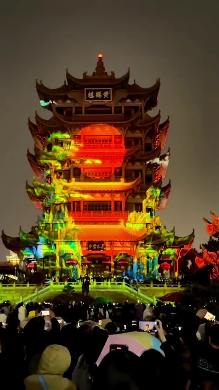 樱花正肆意绽放 朱桥碧水、亭台宝塔，皆被如云似雪的樱花簇拥风起时，花雨飘落，浪漫满溢 花期不待人，想看樱花的朋友，赶紧奔赴这场粉色花事，莫负春光#武汉市黄鹤楼公园#自联盟