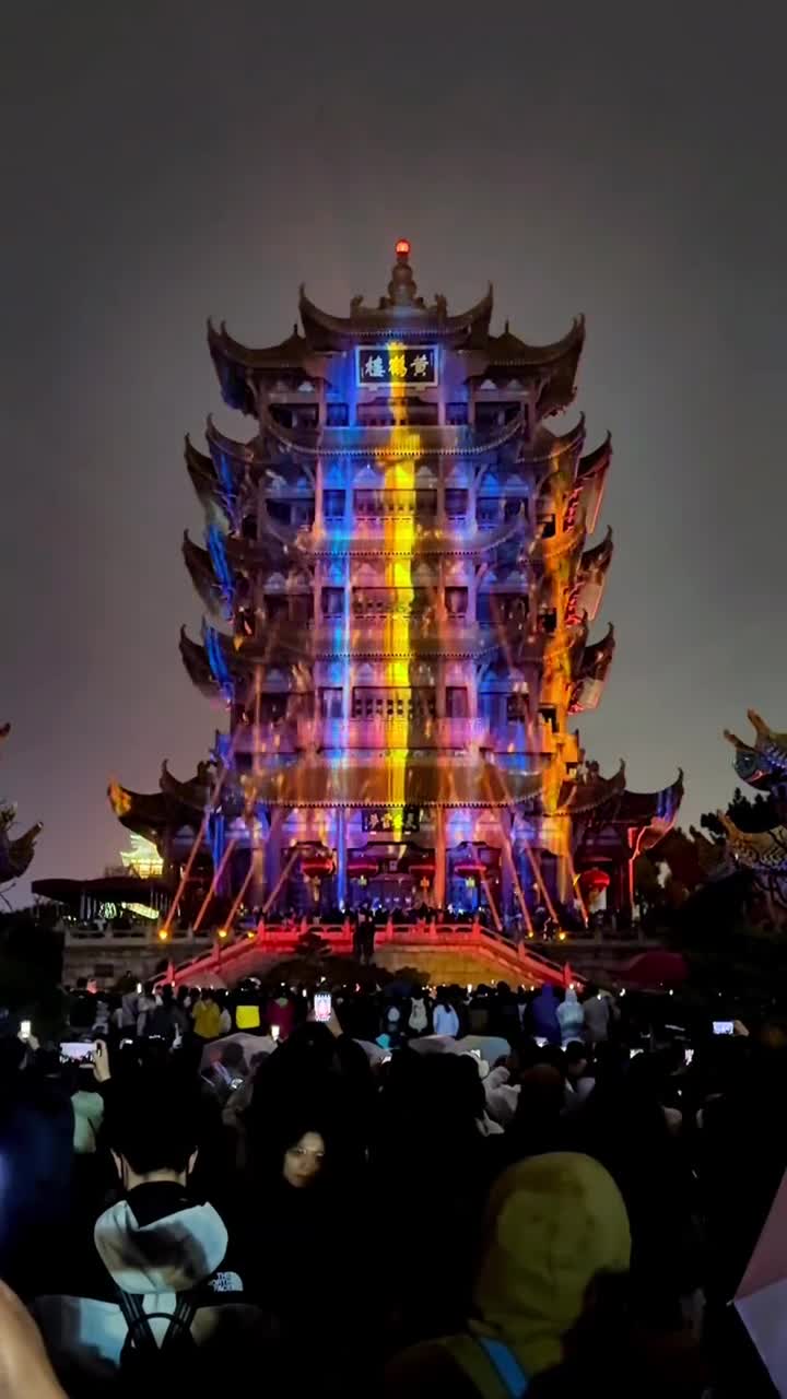 因为一座楼，去了一座城，樱花季的黄鹤楼主题灯光秀太震撼了，武汉樱你而美#武汉市黄鹤楼公园#自联盟