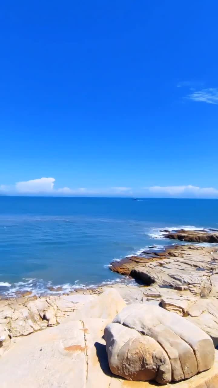 猴研岛，实在太美了，位于福建福州平潭澳前镇东澳村，是祖国大陆离台湾最近的地方，仅68海里，海天一色！这么美的地方你想带谁一起去？#平潭68海里景区