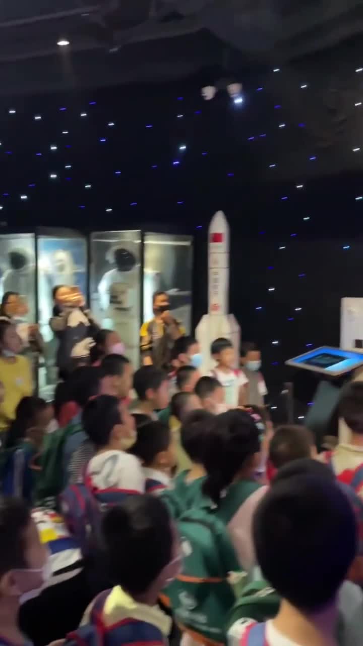 厦门科技馆深海电梯，是国内唯一深海情境体验，带你潜入10900米的海沟深处。沉浸式体验，带我们认识不一样的海洋#厦门科技馆