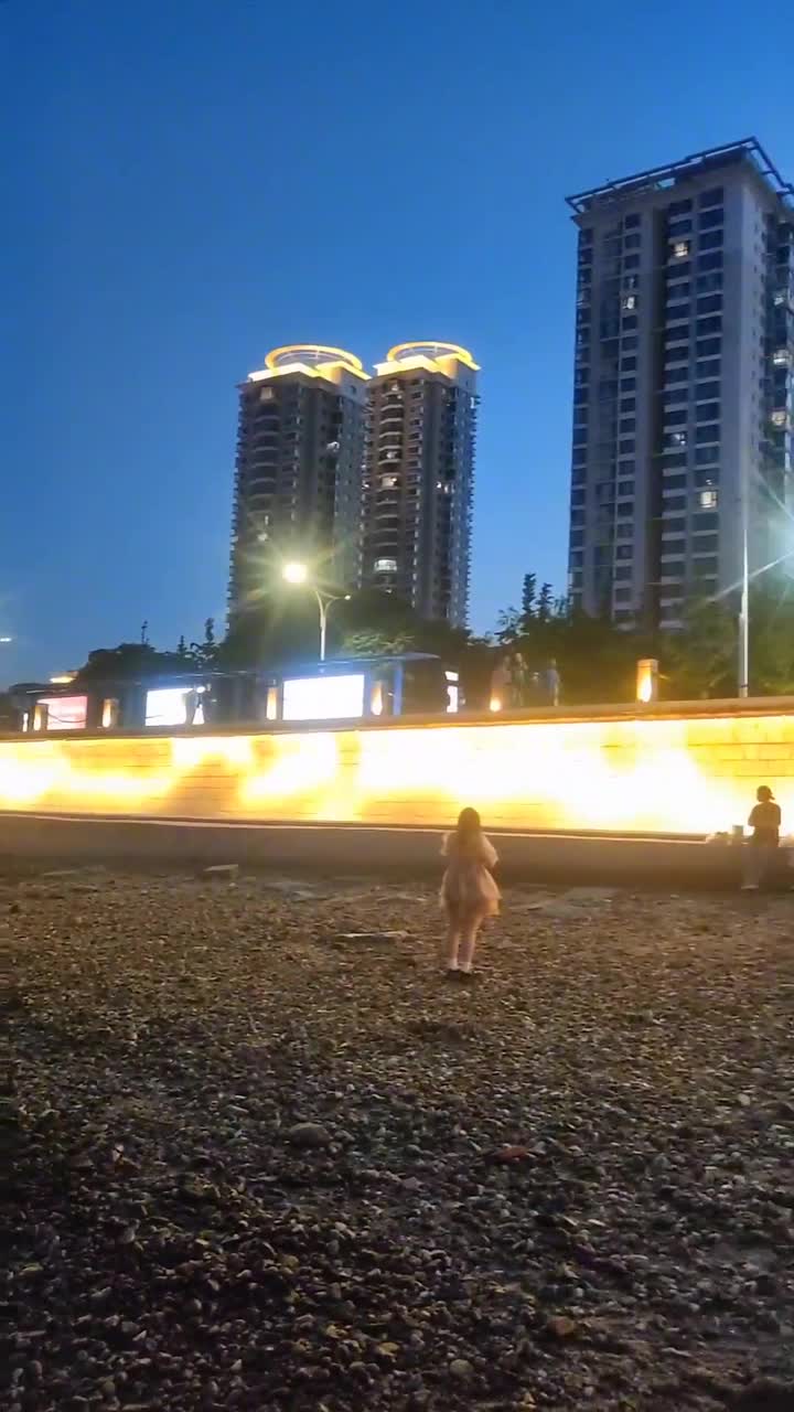 烟台的海边，太阳刚刚爬上海岸，海就捡到了银色港湾。#	烟台海昌渔人码头
