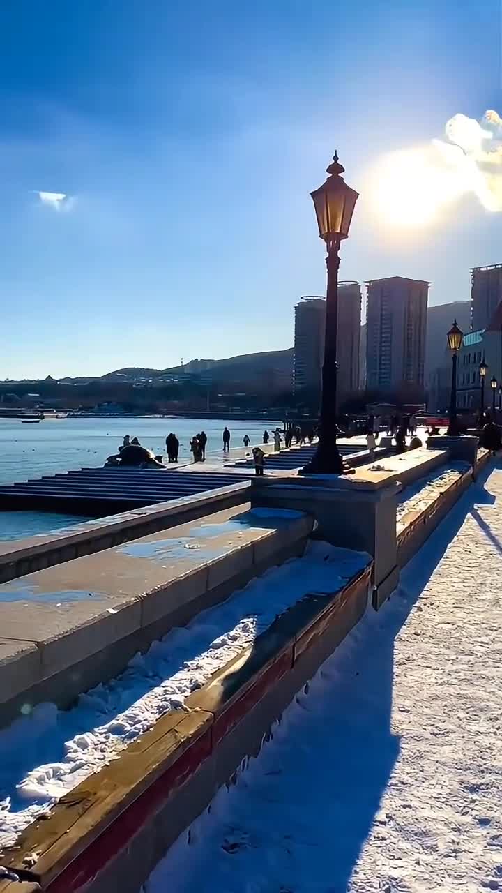 烟台海昌渔人码头，月落港湾起鳞波，熙熙桅杆千百错。机鸣人嚣打鱼归，车水马龙卸鱼获。远观小港画意浓，近感大海诗情多。又是一年鱼汛急，晚风拂面衬渔火。#	烟台海昌渔人码头