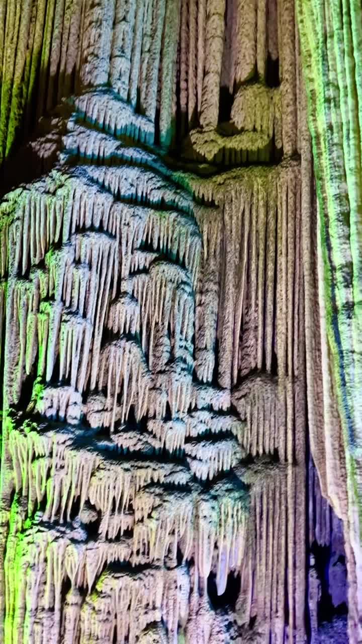 世界溶洞奇观，桂林银子岩，当地流传着：“游了银子岩，一世不缺钱。奇特的自然景观堪称鬼斧神工，色彩缤纷，视觉震撼。#桂林市银子岩景区