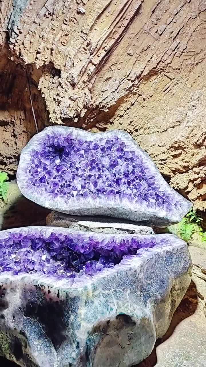 世界溶洞奇观，桂林银子岩，当地流传着：“游了银子岩，一世不缺钱。奇特的自然景观堪称鬼斧神工，色彩缤纷，视觉震撼。#桂林市银子岩景区