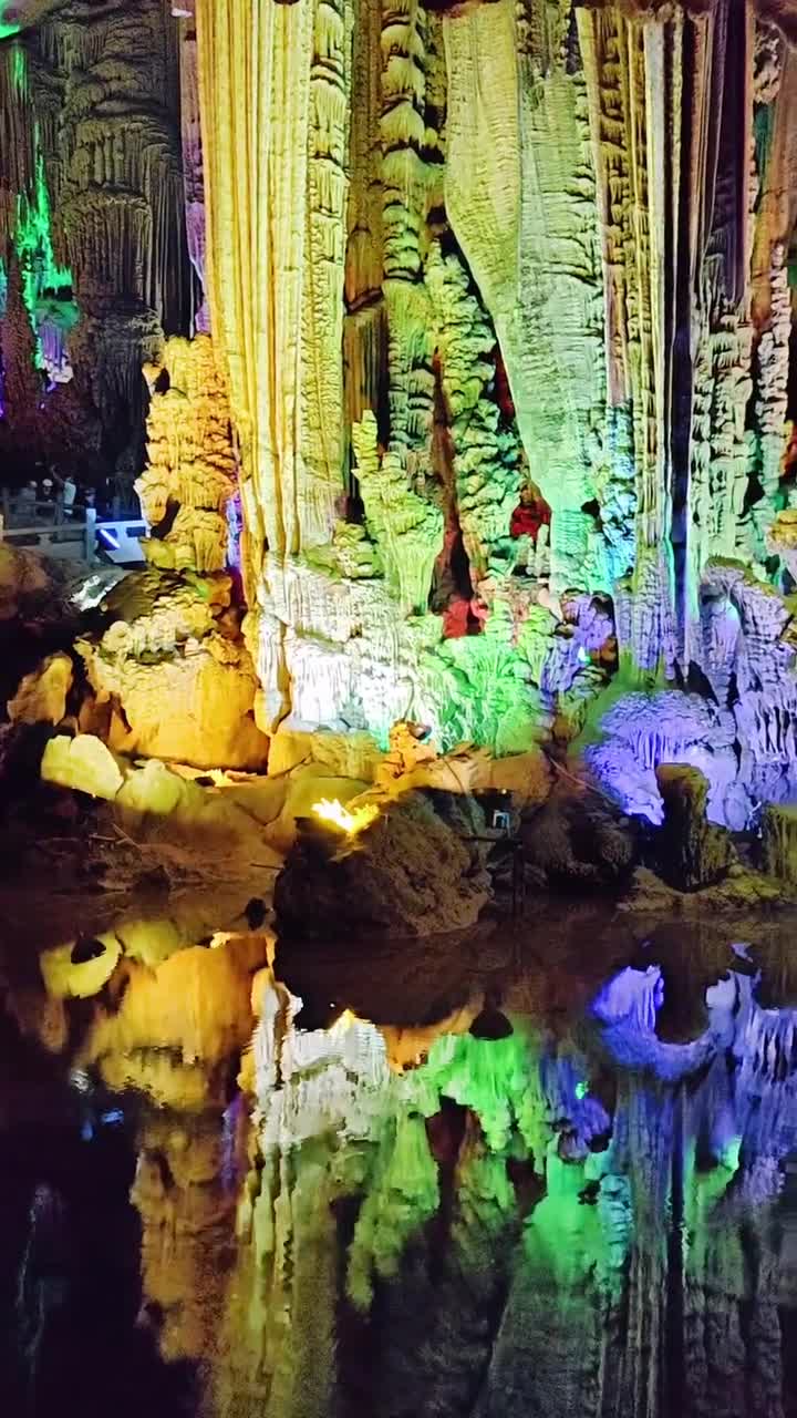 世界溶洞奇观，桂林银子岩，当地流传着：“游了银子岩，一世不缺钱。奇特的自然景观堪称鬼斧神工，色彩缤纷，视觉震撼。#桂林市银子岩景区