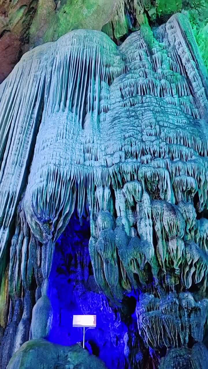银子岩，一座充满神秘魅力的喀斯特溶洞，汇集了不同地质年代发育生长的各类钟乳石，它们千姿百态，大自然的鬼斧神工在这里被演绎得淋漓尽致。#桂林市银子岩景区