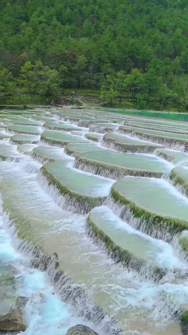 山脚下有巨大的岩石和茂密的冷杉树林，充满了生机，就像一名年轻的少年。而快到雪山的顶部，却是一片白皑皑的积雪，就像到了冰雪王国。#玉龙雪山