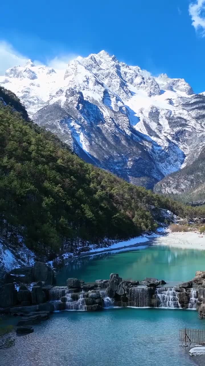 江玉龙雪山自古就是一座壮美的风景雪山，唐朝南诏国异牟寻时代，南诏国主异牟寻封岳拜山，曾封赠玉龙雪山为北岳，仍然庭院幽深，佛面生辉。#玉龙雪山