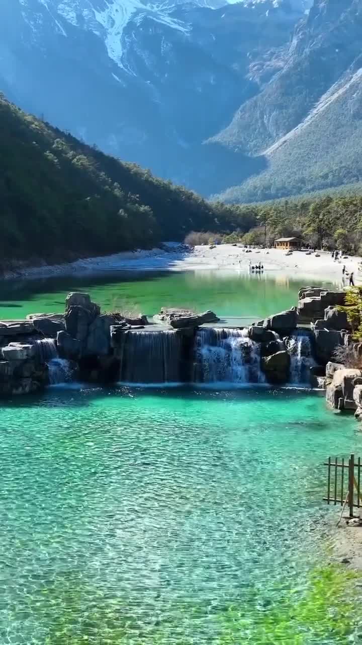 山脚下有巨大的岩石和茂密的冷杉树林，充满了生机，就像一名年轻的少年。而快到雪山的顶部，却是一片白皑皑的积雪，就像到了冰雪王国。#玉龙雪山