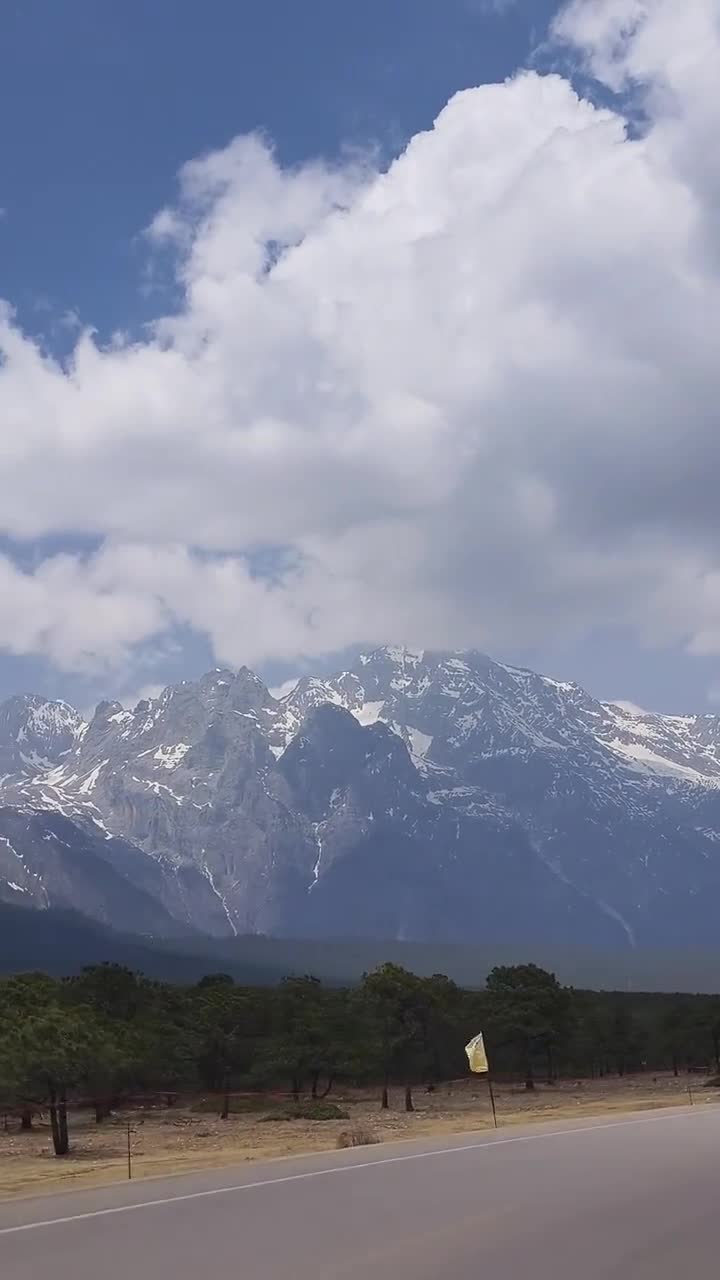 巍峨壮丽的雪山，山下的湖面倒映着雄壮的雪山，神圣之感油然而生。登上冰川公园遇见皑皑白雪，竟也恍惚自己是不是到了冰雪世界，澄澈如洗的天空，冰雪的圣洁，让人不忍离开。#玉龙雪山