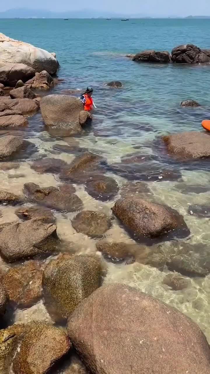 惠州巽寮湾好玩呀，海上游玩项目多，登上香蕉船、冲浪板浪尖上跳跃爽歪歪；坐上摩托艇、快艇乘风破浪，体验水上版“速度与激情”；海上拖伞带着你展翅高飞，俯瞰蔚蓝的大海美妙无比；还可以乘坐豪华游轮去感受大海的辽阔与深邃……#惠东县巽寮湾	