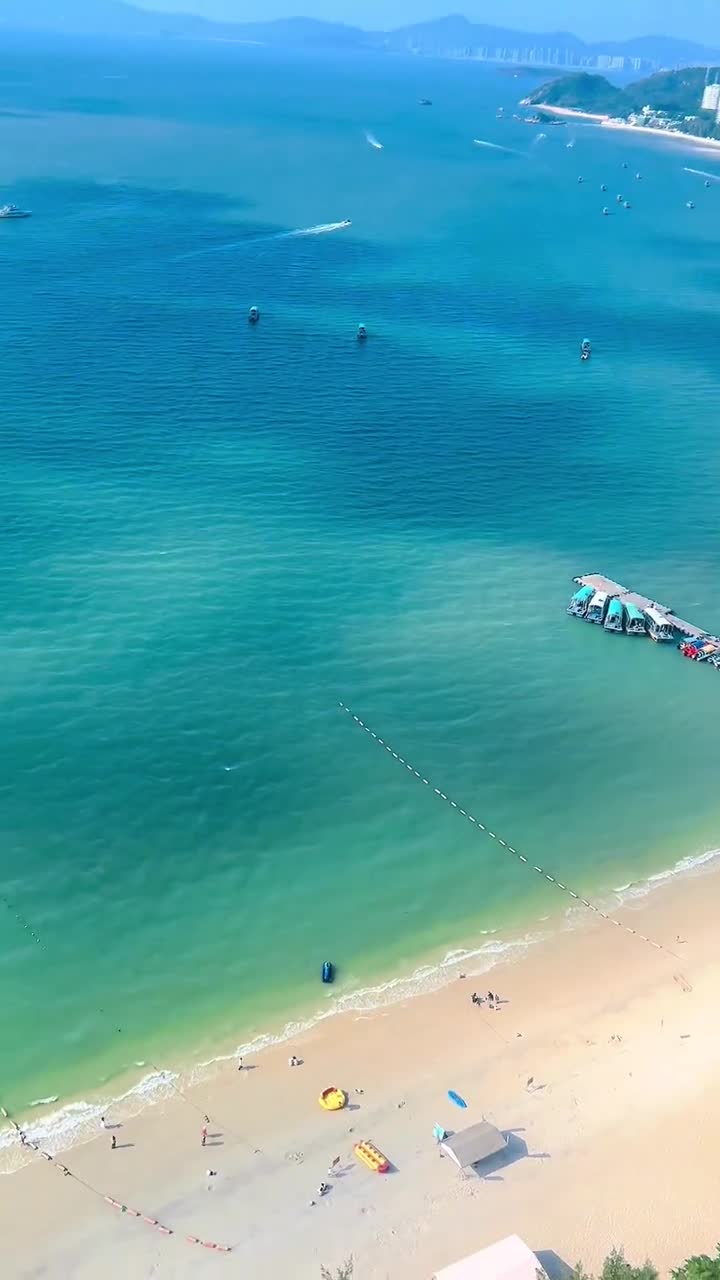 惠州巽寮湾好玩呀，海上游玩项目多，登上香蕉船、冲浪板浪尖上跳跃爽歪歪；坐上摩托艇、快艇乘风破浪，体验水上版“速度与激情”；海上拖伞带着你展翅高飞，俯瞰蔚蓝的大海美妙无比；还可以乘坐豪华游轮去感受大海的辽阔与深邃……#惠东县巽寮湾	