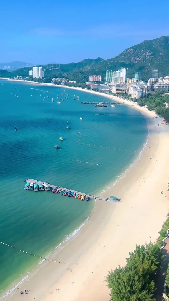 惠州巽寮湾好玩呀，海上游玩项目多，登上香蕉船、冲浪板浪尖上跳跃爽歪歪；坐上摩托艇、快艇乘风破浪，体验水上版“速度与激情”；海上拖伞带着你展翅高飞，俯瞰蔚蓝的大海美妙无比；还可以乘坐豪华游轮去感受大海的辽阔与深邃……#惠东县巽寮湾	