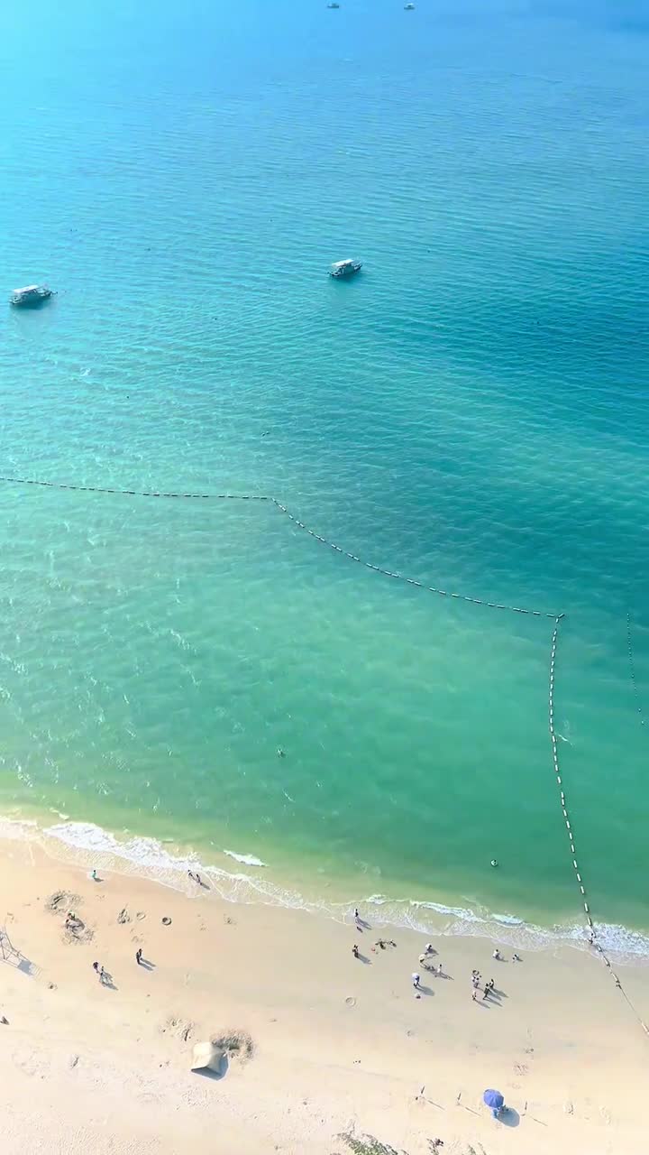 惠州巽寮湾好玩呀，海上游玩项目多，登上香蕉船、冲浪板浪尖上跳跃爽歪歪；坐上摩托艇、快艇乘风破浪，体验水上版“速度与激情”；海上拖伞带着你展翅高飞，俯瞰蔚蓝的大海美妙无比；还可以乘坐豪华游轮去感受大海的辽阔与深邃……#惠东县巽寮湾	
