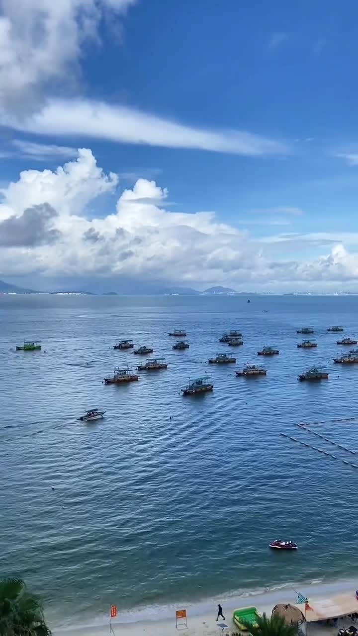 惠州巽寮湾好玩呀，海上游玩项目多，登上香蕉船、冲浪板浪尖上跳跃爽歪歪；坐上摩托艇、快艇乘风破浪，体验水上版“速度与激情”；海上拖伞带着你展翅高飞，俯瞰蔚蓝的大海美妙无比；还可以乘坐豪华游轮去感受大海的辽阔与深邃……#惠东县巽寮湾	