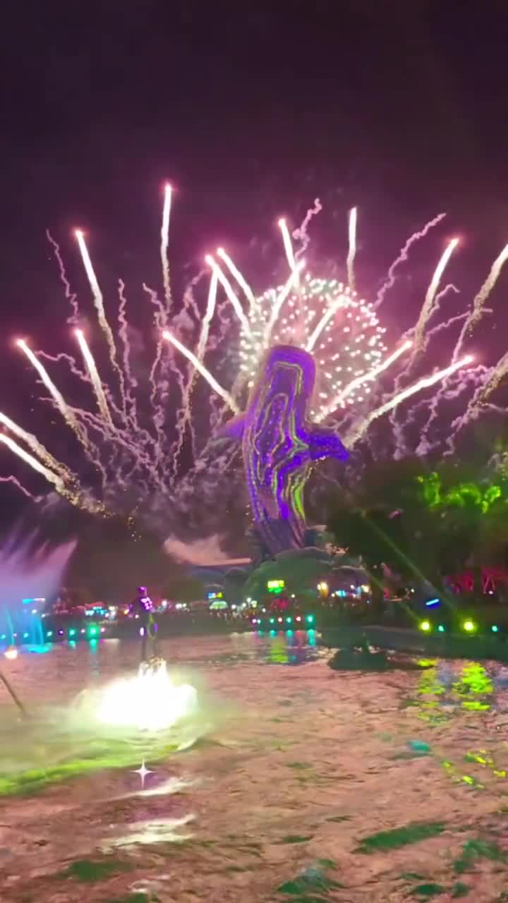 珠海长隆海洋王国简直就是刺激爱好者的天堂！ 跳楼机那可是能让你体验到瞬间失重的快感，从高空一跃而下，心跳都仿佛要停止了，风在耳边呼啸，太爽啦！ 鹦鹉过山车更是一绝，速度超快，各种弯道和翻转，让你在尖叫中感受极致的刺激，就像被鹦鹉带着在天空疯狂穿梭！ 还有冰山过山车，从高处冲下来#珠海长隆国际海洋度假区#自联盟
