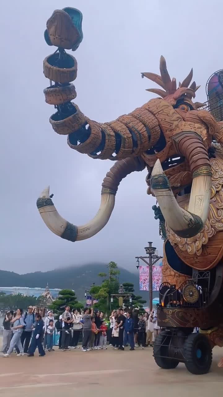 珠海长隆海洋王国简直就是刺激爱好者的天堂！ 跳楼机那可是能让你体验到瞬间失重的快感，从高空一跃而下，心跳都仿佛要停止了，风在耳边呼啸，太爽啦！ 鹦鹉过山车更是一绝，速度超快，各种弯道和翻转，让你在尖叫中感受极致的刺激，就像被鹦鹉带着在天空疯狂穿梭！ 还有冰山过山车，从高处冲下来#珠海长隆国际海洋度假区#自联盟
