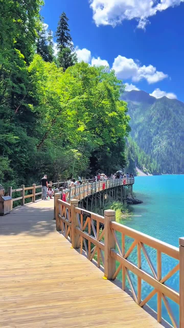 在这最为绚丽的季节里，九寨沟仿佛披上了一层梦幻的纱衣，水面闪烁着彩林倒映的浮光掠影，每一道波纹都承载着自然的韵律与诗意# 九寨沟风景区#自联盟