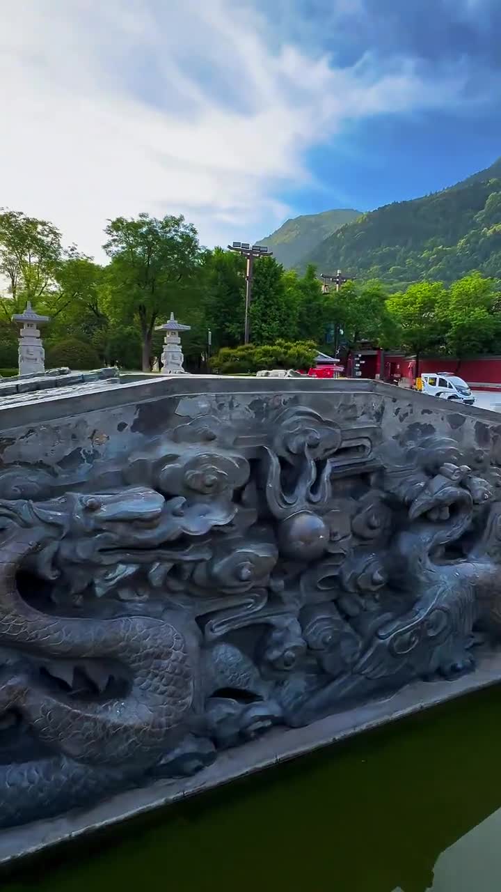 长恨歌，一曲长恨，一世繁华！西安华清宫，梦回大唐，道尽曲终人散！舞美造型惊艳震撼，绝对值得一看。骊山上突然点亮的星光弯月流水增添了无限浪漫的色彩！#华清宫#自盟联