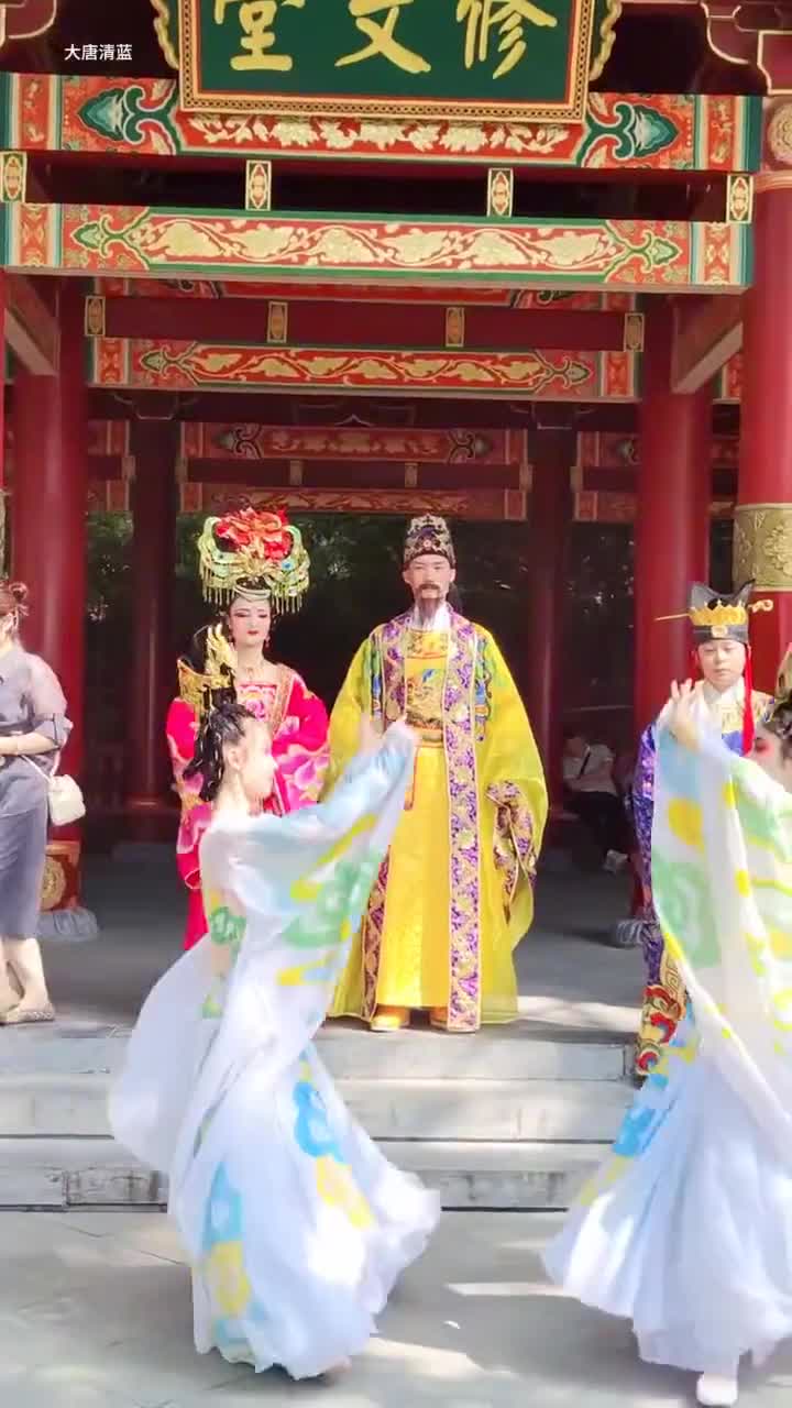 长恨歌，一曲长恨，一世繁华！西安华清宫，梦回大唐，道尽曲终人散！舞美造型惊艳震撼，绝对值得一看。骊山上突然点亮的星光弯月流水增添了无限浪漫的色彩！#华清宫#自盟联