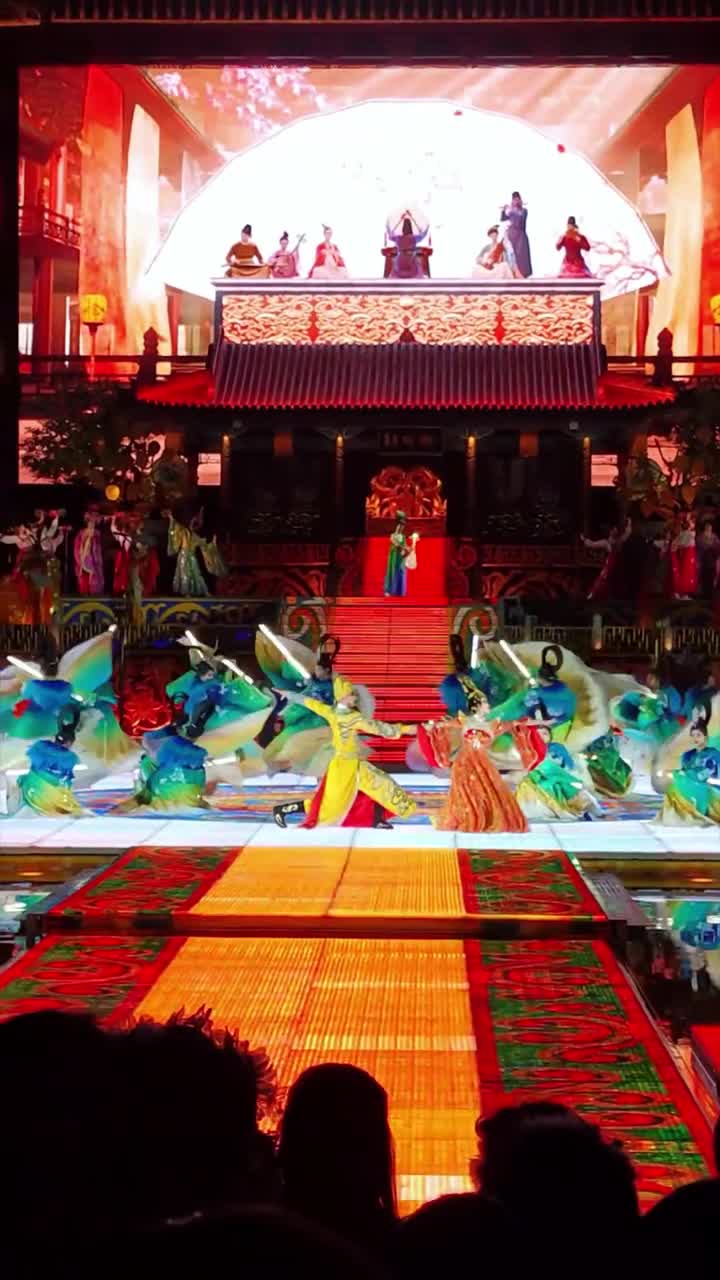 风过半山，春意阑珊，带着诗意与温柔；花开嫣然，踏春赏花，美了眼，醉了心#华清宫#自盟联