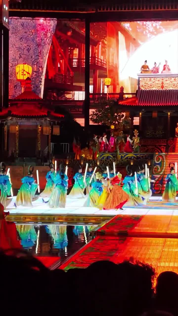 风过半山，春意阑珊，带着诗意与温柔；花开嫣然，踏春赏花，美了眼，醉了心#华清宫#自盟联