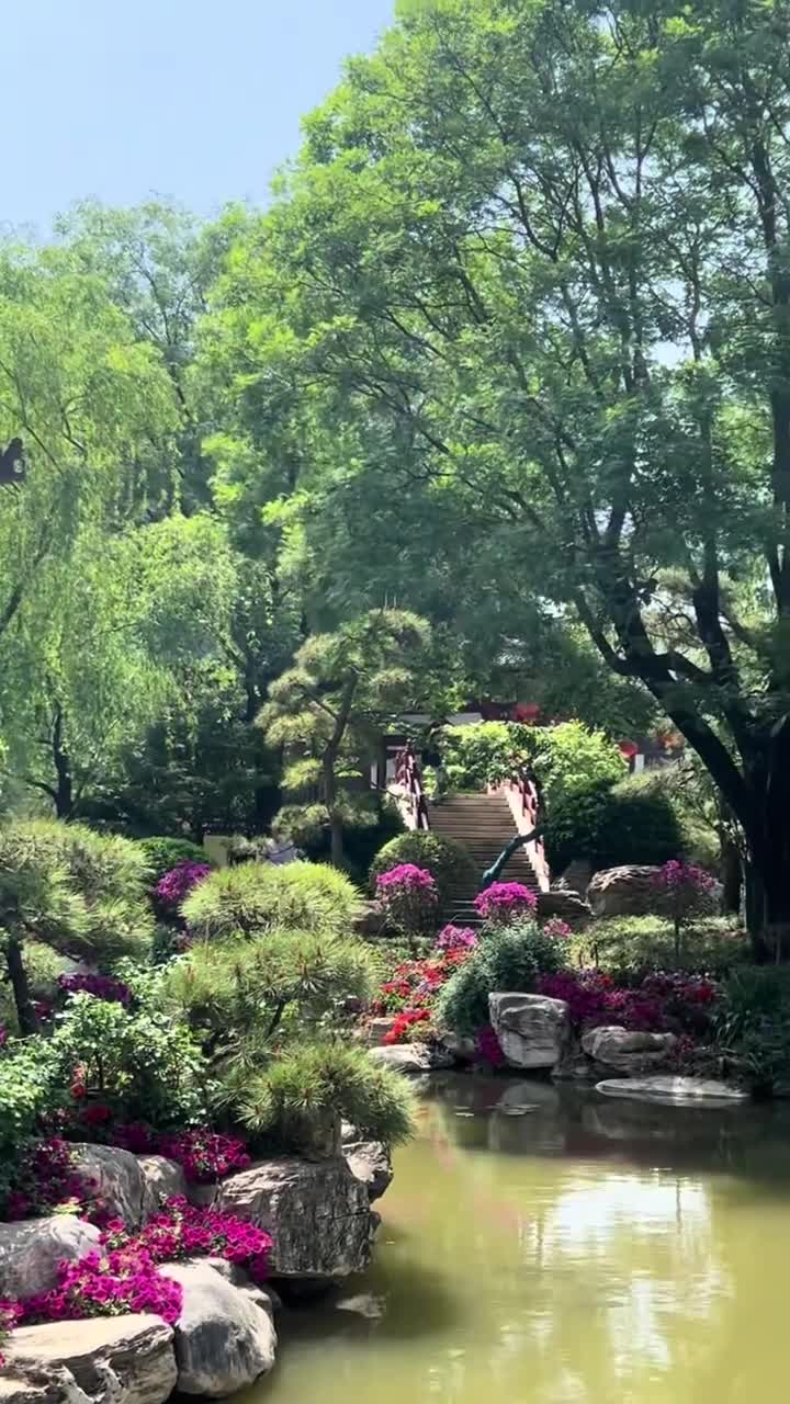 长恨歌，一曲长恨，一世繁华！西安华清宫，梦回大唐，道尽曲终人散！舞美造型惊艳震撼，绝对值得一看。骊山上突然点亮的星光弯月流水增添了无限浪漫的色彩！#华清宫#自盟联