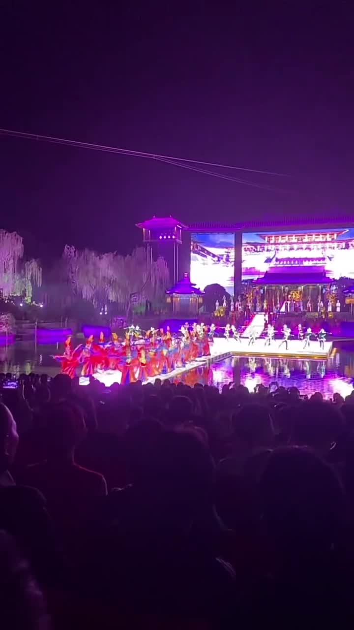风过半山，春意阑珊，带着诗意与温柔；花开嫣然，踏春赏花，美了眼，醉了心#华清宫#自盟联