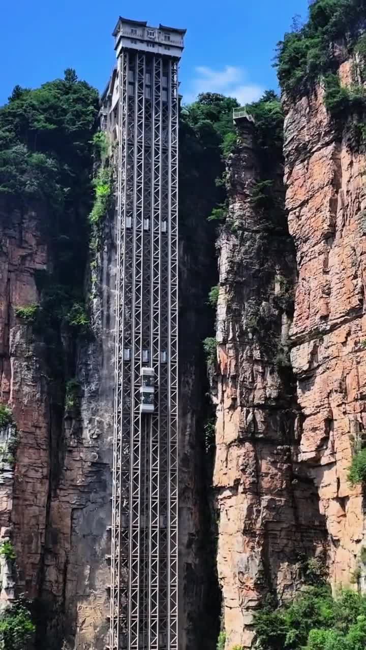 第一次来张家界，先去森林公园准没错！漫步金鞭溪看溪水潺潺，登袁家界观奇峰林立，从自然野趣开始，沉浸式感受张家界的独特魅力。#张家界国家森林公园#自联盟