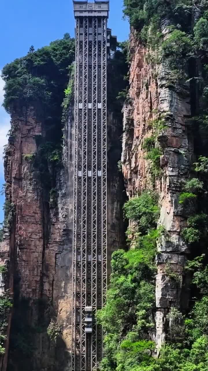 第一次来张家界，先去森林公园准没错！漫步金鞭溪看溪水潺潺，登袁家界观奇峰林立，从自然野趣开始，沉浸式感受张家界的独特魅力。#张家界国家森林公园#自联盟