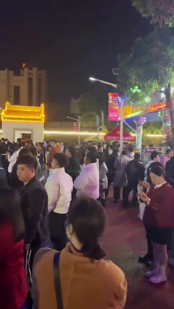跟着我们，在欢乐世界开启好运 ，亲子游玩好去处#霞湖古寨欢乐世界游乐园#自联盟