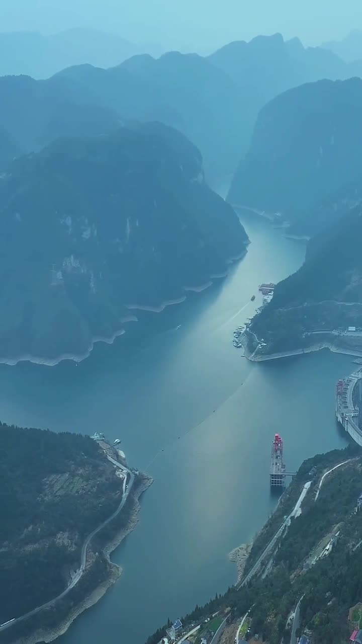 【清江画廊·山水秘境】碧波荡开千层画，奇峰托起万卷诗！乘船穿越水墨长廊，邂逅土家吊脚楼的烟火，云端栈道触摸仙境心跳。#清江画廊旅游度假区#自联盟