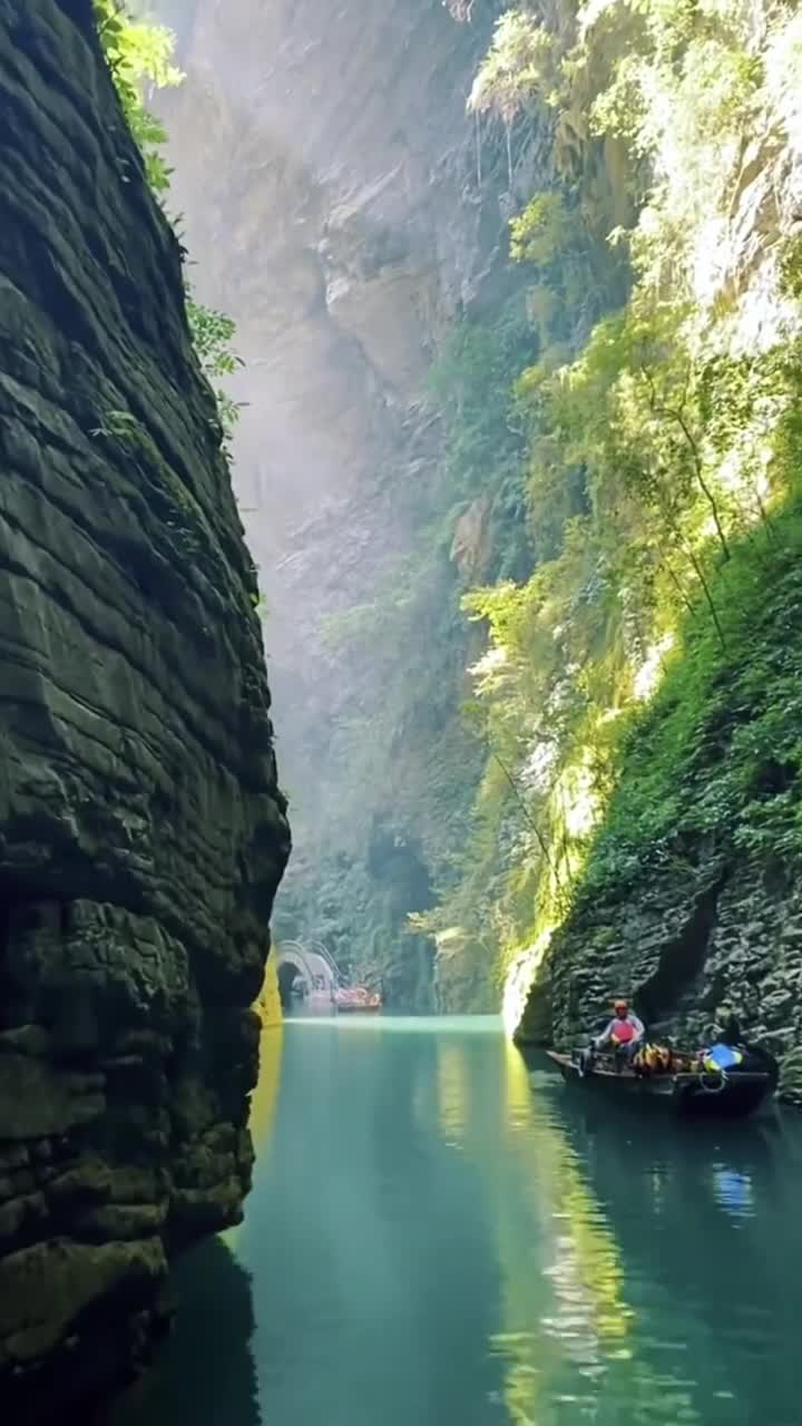 恩施大峡谷的徒步栈道，宛如一条蜿蜒的巨龙，穿梭在峻岭深谷之间，引领着旅人一步步深入自然的怀抱。#恩施大峡谷#自联盟