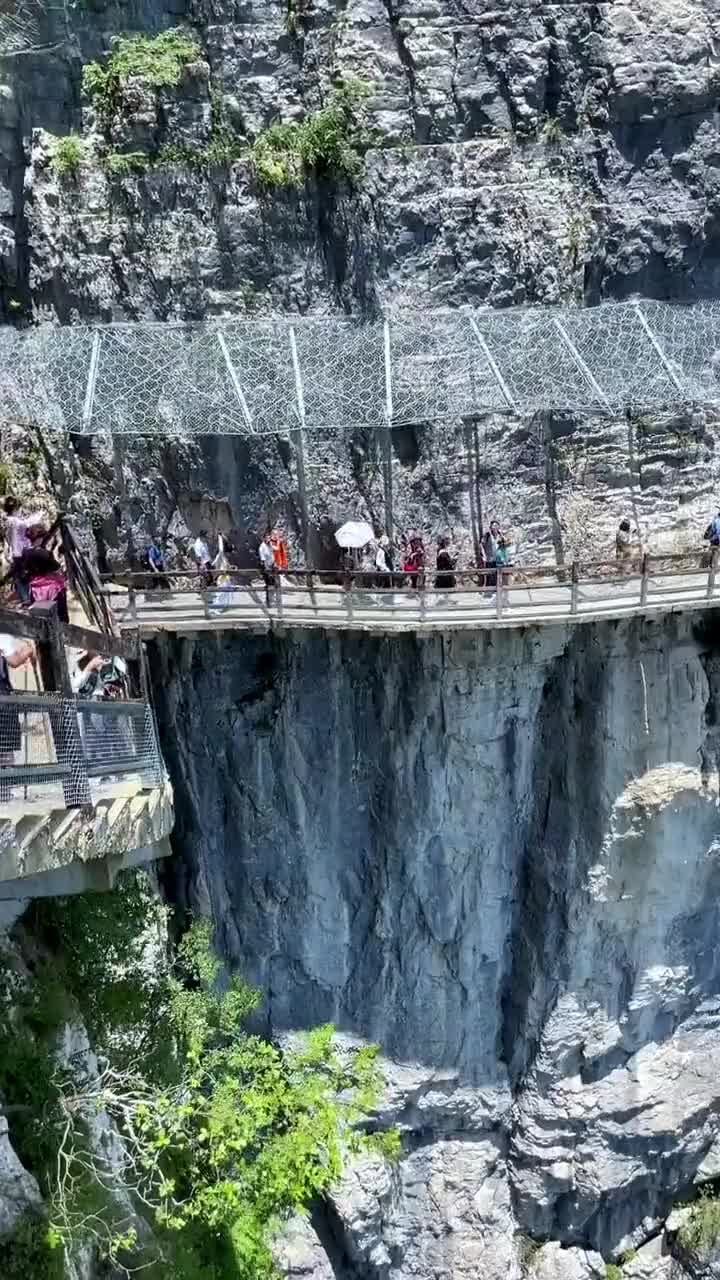 恩施大峡谷的徒步栈道，宛如一条蜿蜒的巨龙，穿梭在峻岭深谷之间，引领着旅人一步步深入自然的怀抱。#恩施大峡谷#自联盟