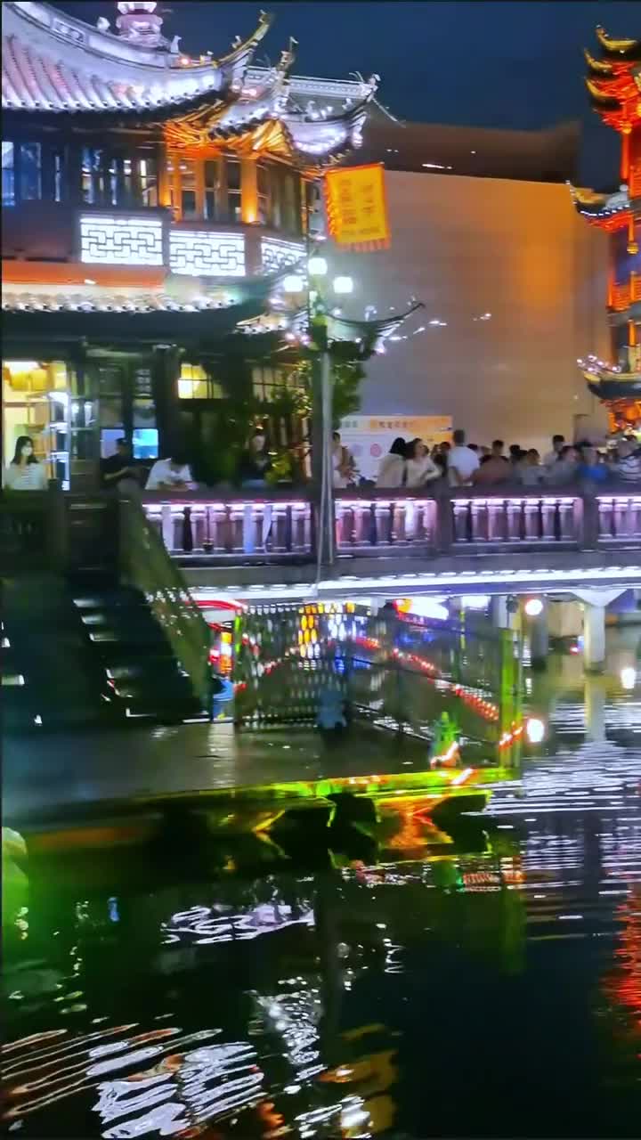 豫园是位于上海市的一座古典园林，被誉为海上名园，集传统园林艺术、历史文化、民俗风情于一体，古韵流长、风光如画、灵动秀美、布局精巧，令游人流连忘返。#豫园#自联盟