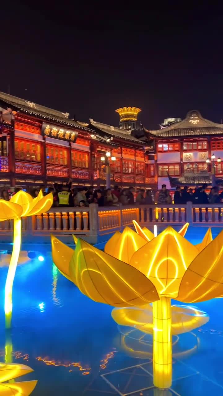 每一次豫园灯会都以其独特的主题和丰富的文化内涵吸引了大量游客。灯会不仅展示了中国传统文化的魅力，更让游客感受到浓厚的节日氛围和美好的祝福#豫园#自联盟