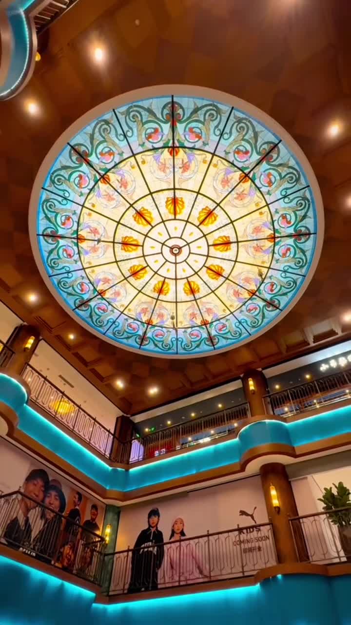 豫园是位于上海市的一座古典园林，被誉为海上名园，集传统园林艺术、历史文化、民俗风情于一体，古韵流长、风光如画、灵动秀美、布局精巧，令游人流连忘返。#豫园#自联盟