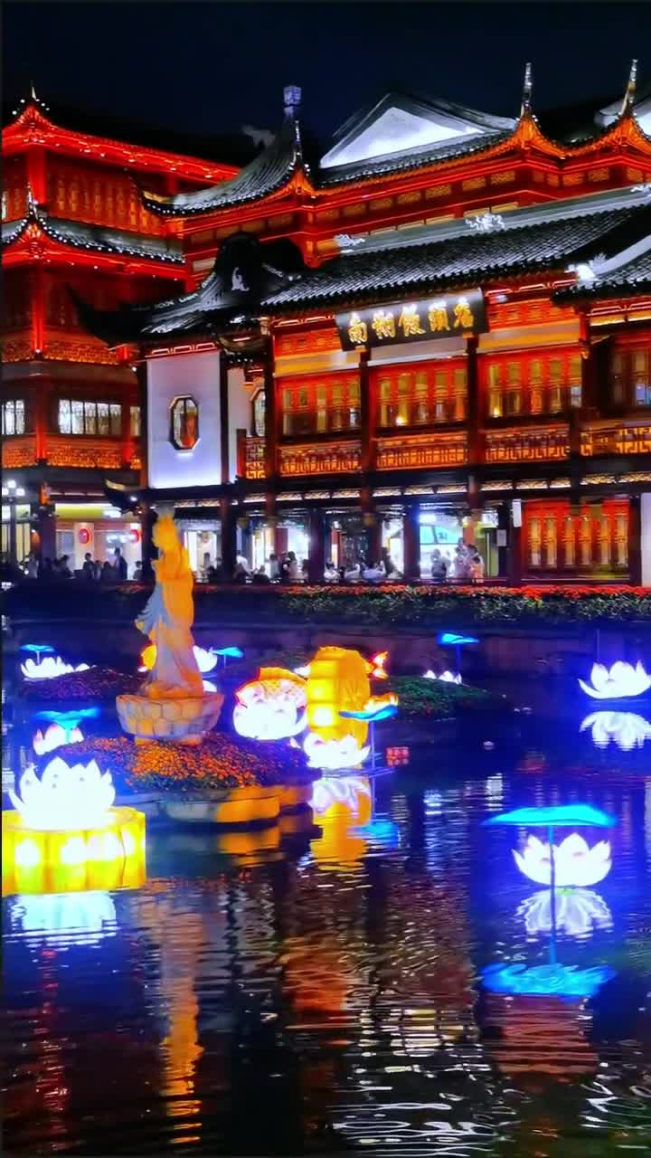 豫园灯会，来来往往的人群里，有今生的，或许也有前世的吧。今生陌路错过，前世可能彼此踩到过脚，瞪眼拌嘴后，却未报过姓名，亦可能一眼万年，有恨有爱。#豫园#自联盟