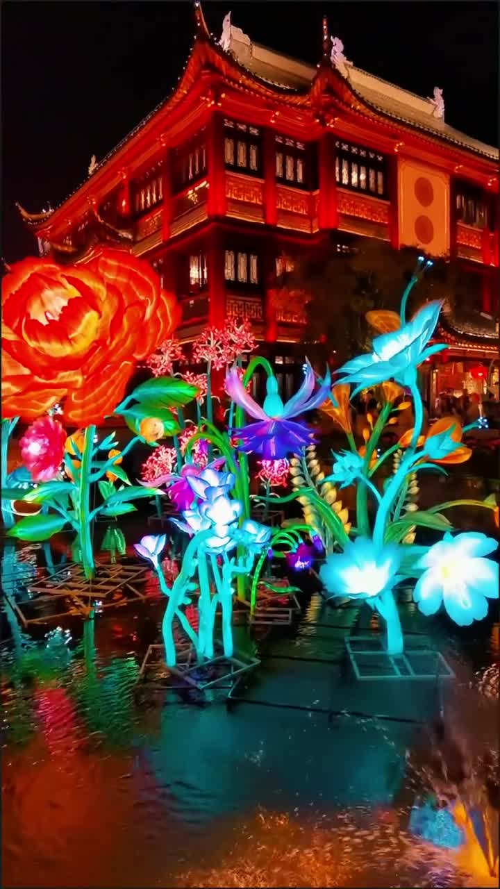 豫园灯会，来来往往的人群里，有今生的，或许也有前世的吧。今生陌路错过，前世可能彼此踩到过脚，瞪眼拌嘴后，却未报过姓名，亦可能一眼万年，有恨有爱。#豫园#自联盟