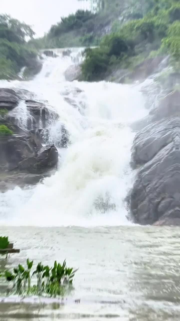 家人们，最近惠州中海汤泉瀑布又火出圈了！刚才，就像诗里写的“白水飞虹带雨来” 。这里还是苏东坡三游之地，留下过“一洗胸中九云梦”的名句。感兴趣的宝子赶紧冲！#惠州中海汤泉酒店#自联盟