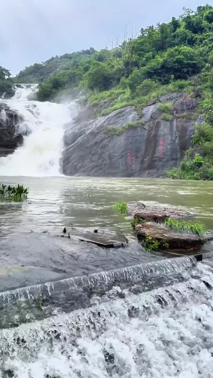 瀑布银河，万缕光辉 烟雨朦胧的汤泉如山水画般美丽邀您游历山水，悦享自然清凉 # 惠州中海汤泉酒店#惠州中海汤泉酒店#自联盟